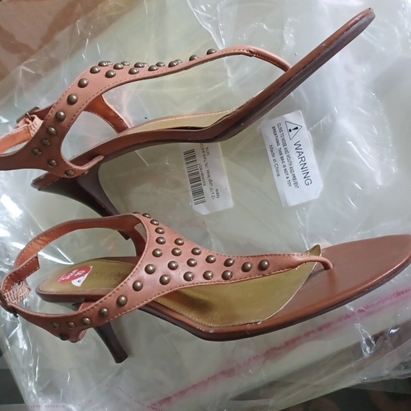 Must Have Lauren Ralph Lauren Low Heel Studded Sandal in Brown! - Picture 3 of 5